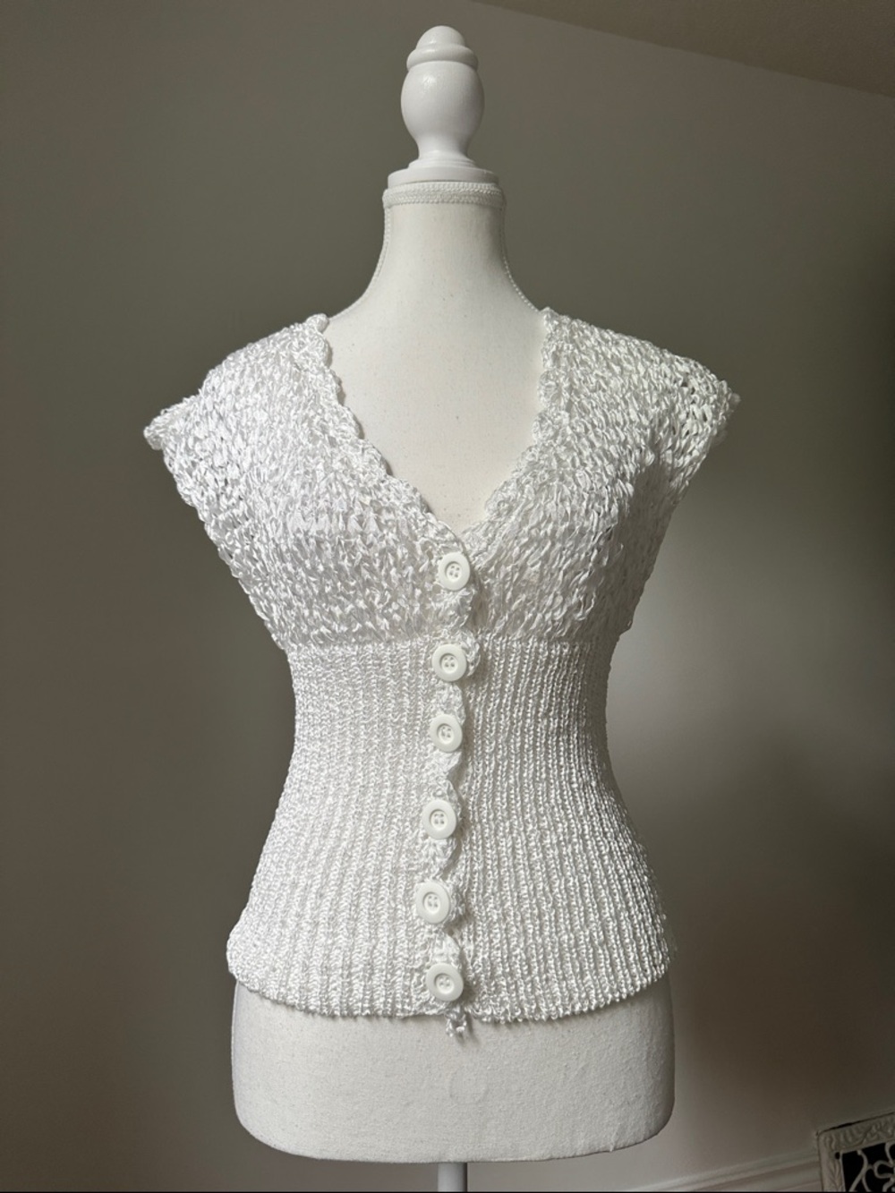 BEBE Y2K White Boho Fairy Ribbon Knit Button Scallop Vneck Short Sleeve Small